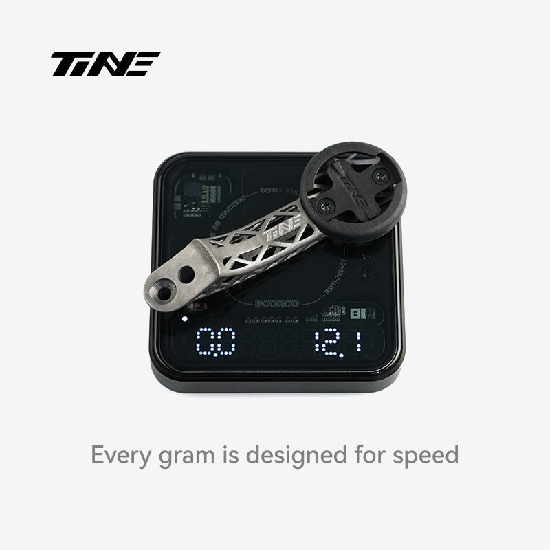 TiNE soporte de ciclocomputador de titanio para Colnago CC.01 sobre una báscula que marca 12,1 g