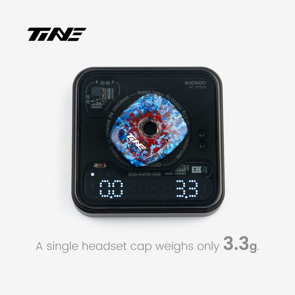 TiNE Top Cap de Carbono FDJ Team Edition sobre una báscula que marca 3,3 g