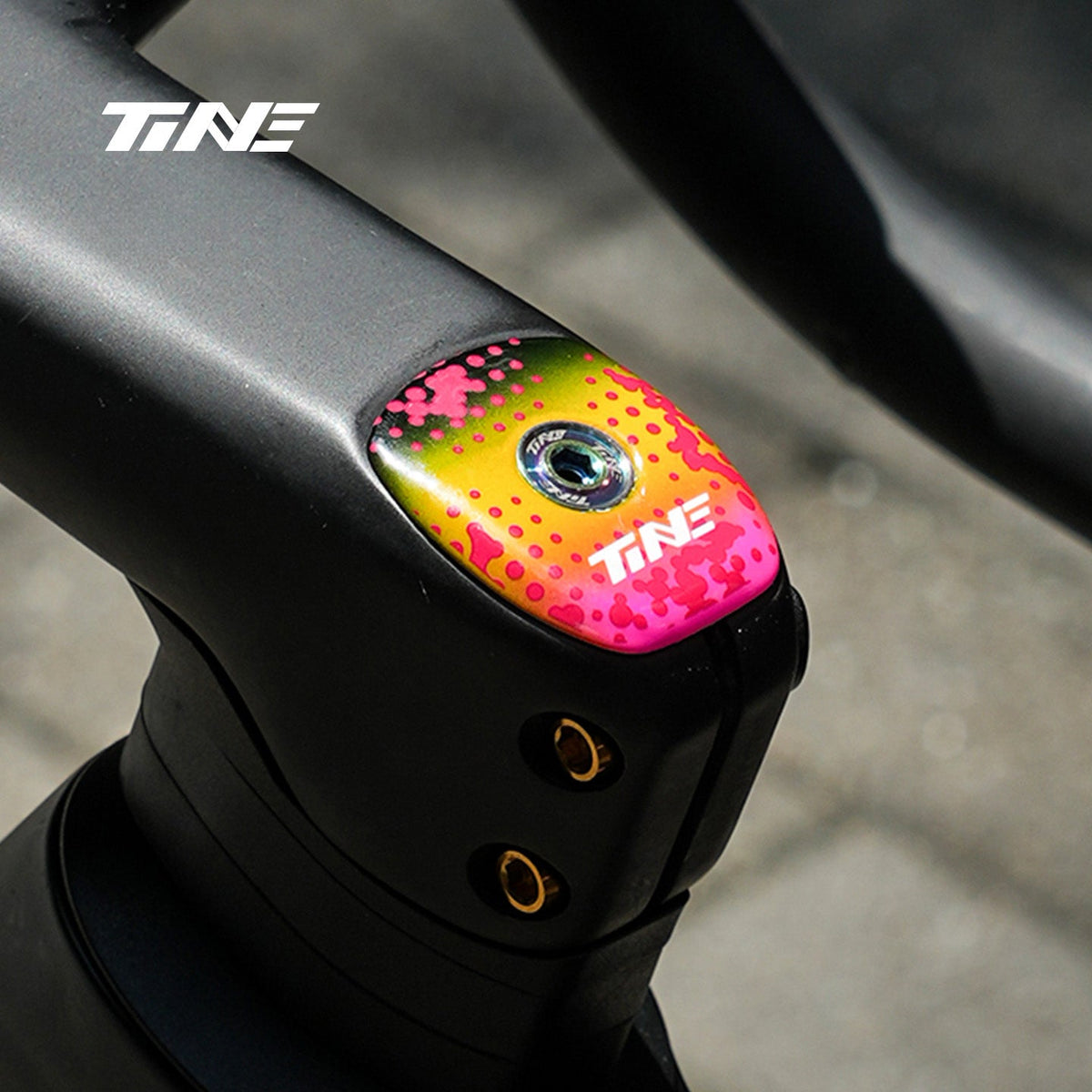 TiNE Top Cap de Carbono SD Team Edition montado en un cockpit Roval Rapide