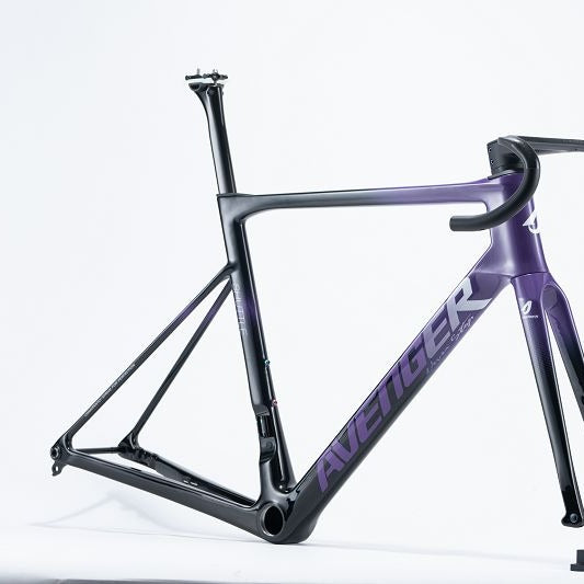 Bicicleta Avenger Shuttle 2026 Dark Purple, vue de trois quarts
