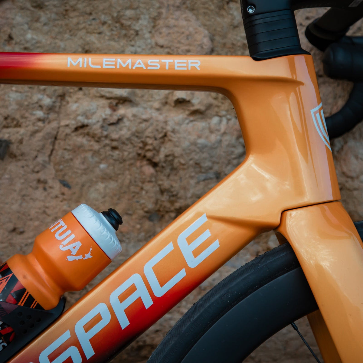 Bicicleta Winspace M6 105 Mecánico Crimson Flame, detalle del tubo de dirección