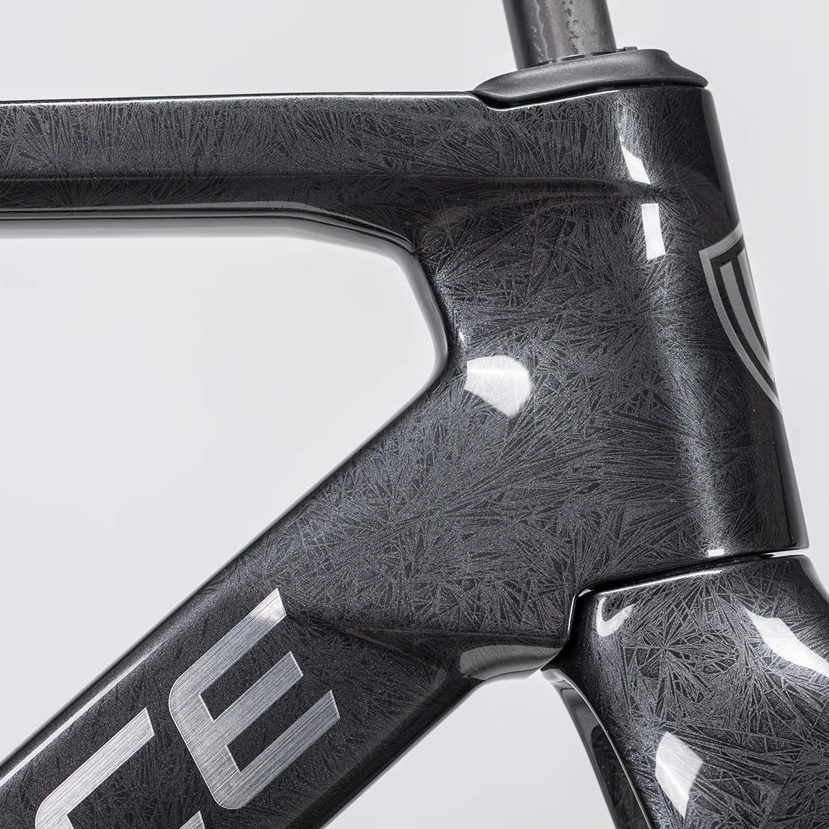 Bicicleta Winspace M6 105 Mecánico Frost Black, detalle del tubo de dirección