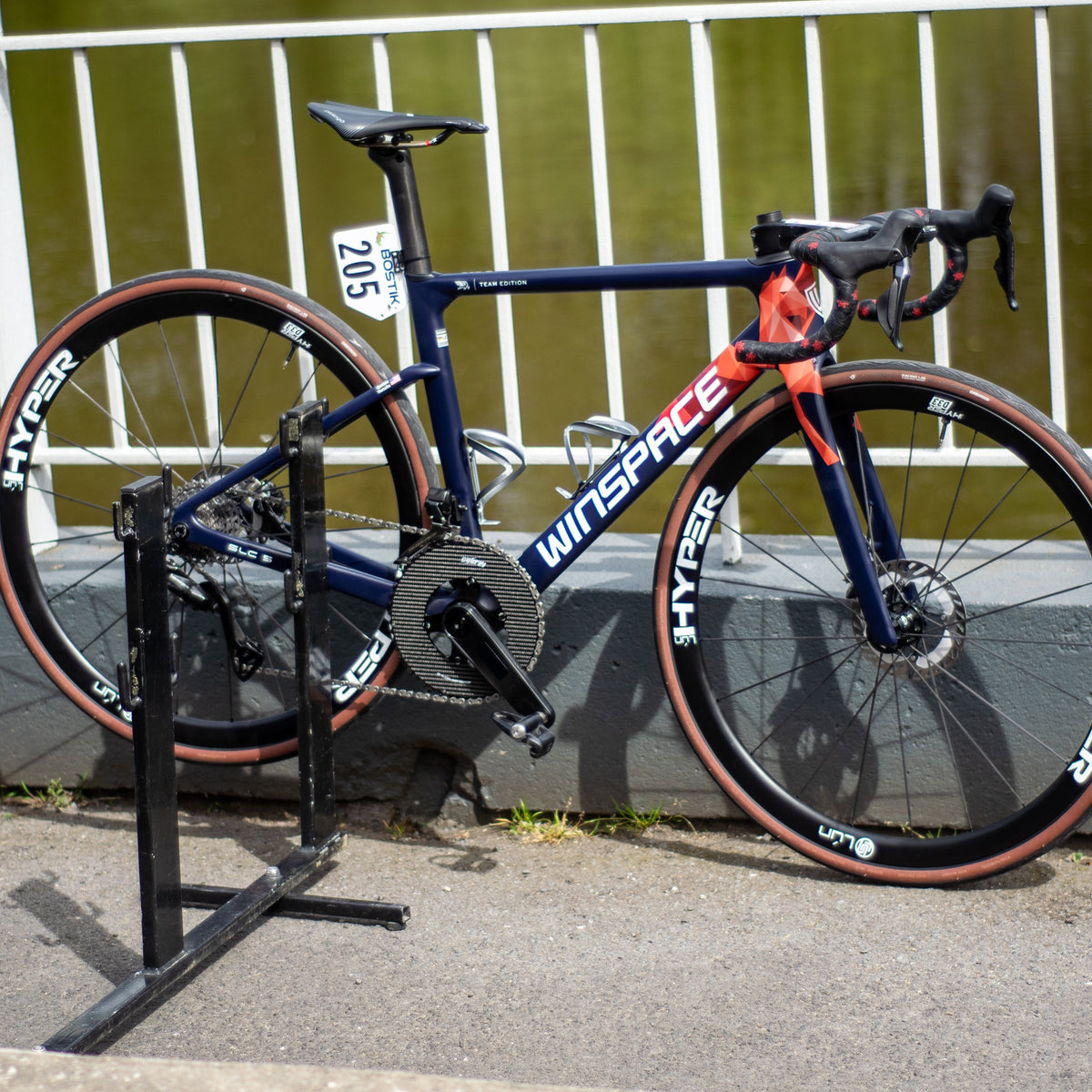 Rad Winspace SLC5.0 105 Di2 2026 Mmm Team Edition, Dreiviertelansicht