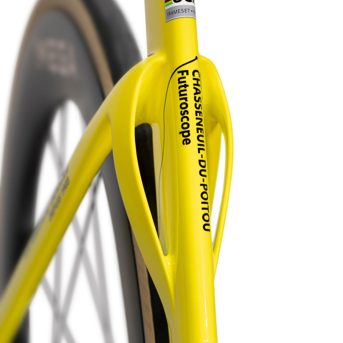 Winspace T1600 105 Di2 Yellow bike, front view