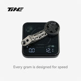 TiNE soporte de ciclocomputador de titanio para Colnago CC.01 sobre una báscula que marca 12,1 g
