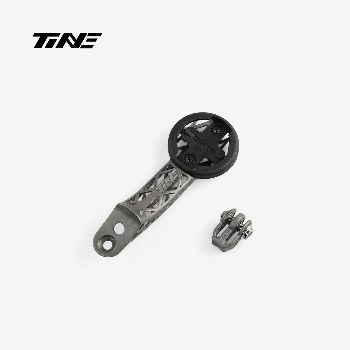 TiNE soporte de ciclocomputador de titanio con brazo calado y base adaptadora negra, vista cenital sobre fondo blanco