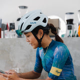 Kask Mojito³ azul claro en uso