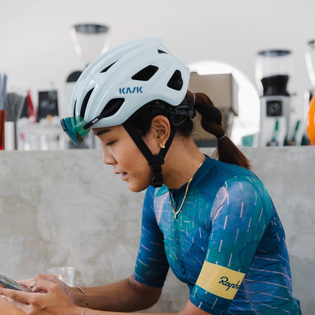 Kask Mojito³ azul claro en uso