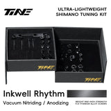 TiNE Kit de Tornillería de Titanio Shimano Di2 en acabado Inkwell Rhythm (negro), caja abierta con todas las piezas