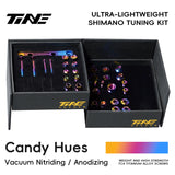 TiNE Kit de Tornillería de Titanio Shimano Di2 en acabado Candy Hues (degradado violeta y dorado), caja abierta con todas las piezas
