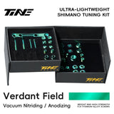 TiNE Kit de Tornillería de Titanio Shimano Di2 en acabado Verdant Field (verde), caja abierta con todas las piezas