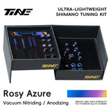 TiNE Kit de Tornillería de Titanio Shimano Di2 en acabado Rosy Azure (azul), caja abierta con todas las piezas