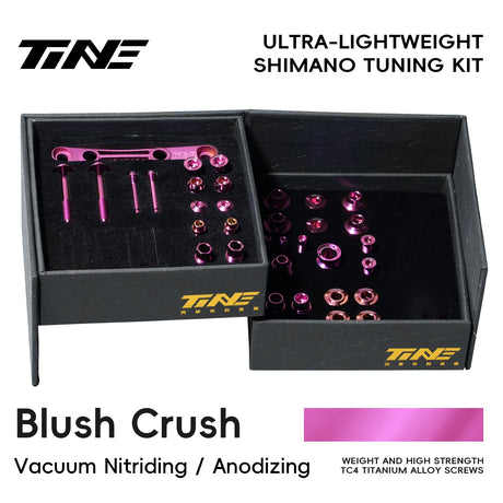 TiNE Kit de Tornillería de Titanio Shimano Di2 en acabado Blush Crush (rosa fucsia), caja abierta con todas las piezas