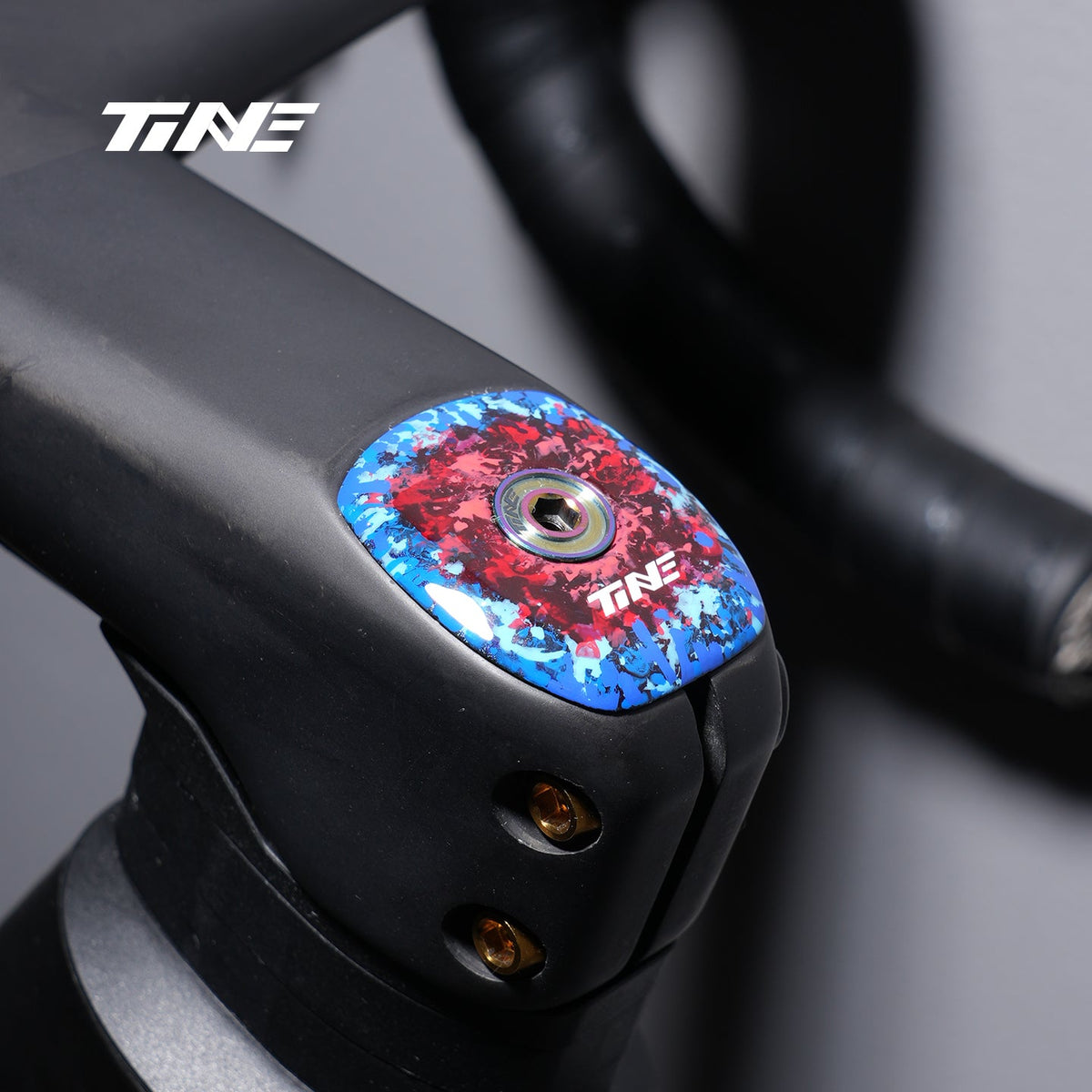 TiNE Top Cap de Carbono FDJ Team Edition montado en un cockpit Roval Rapide