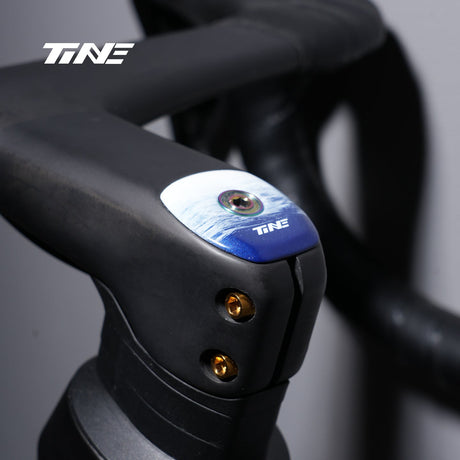 TiNE Top Cap de Carbono Quick-Step Edition montado en un cockpit Roval Rapide