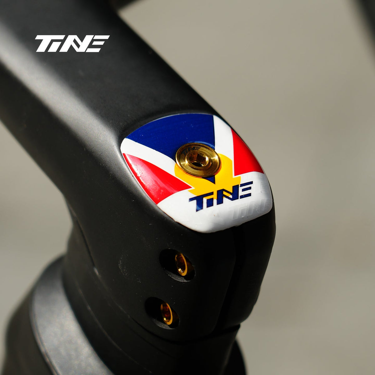 TiNE Top Cap de Carbono RED Edition con tornillo Aureate Glow (dorado) montado en un cockpit Roval Rapide