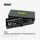 Caja abierta del kit TiNE para Colnago Y1Rs con el eje, el anillo de bloqueo y los tornillos