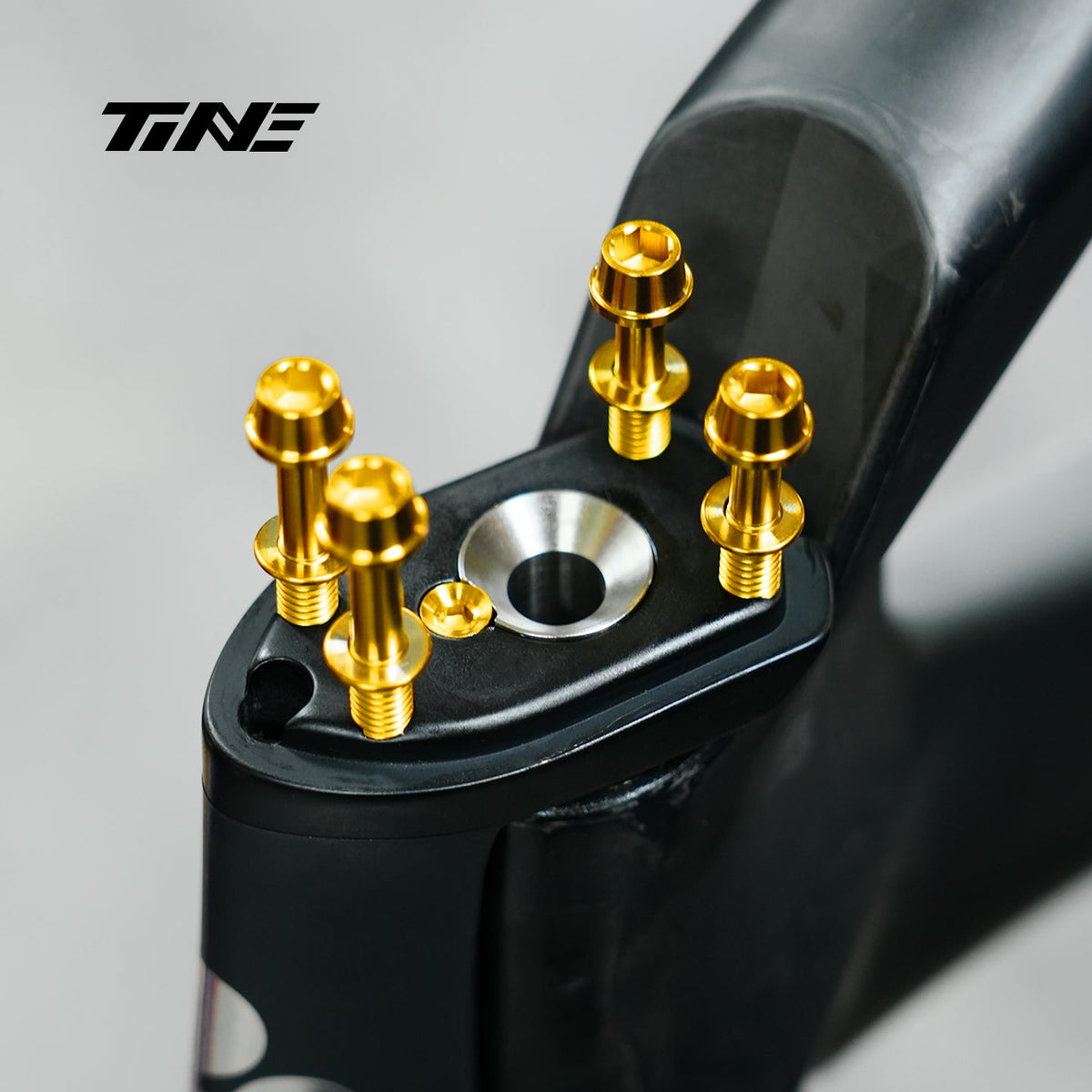 Tornillos de titanio TiNE dorados montados en la dirección de una Colnago Y1Rs