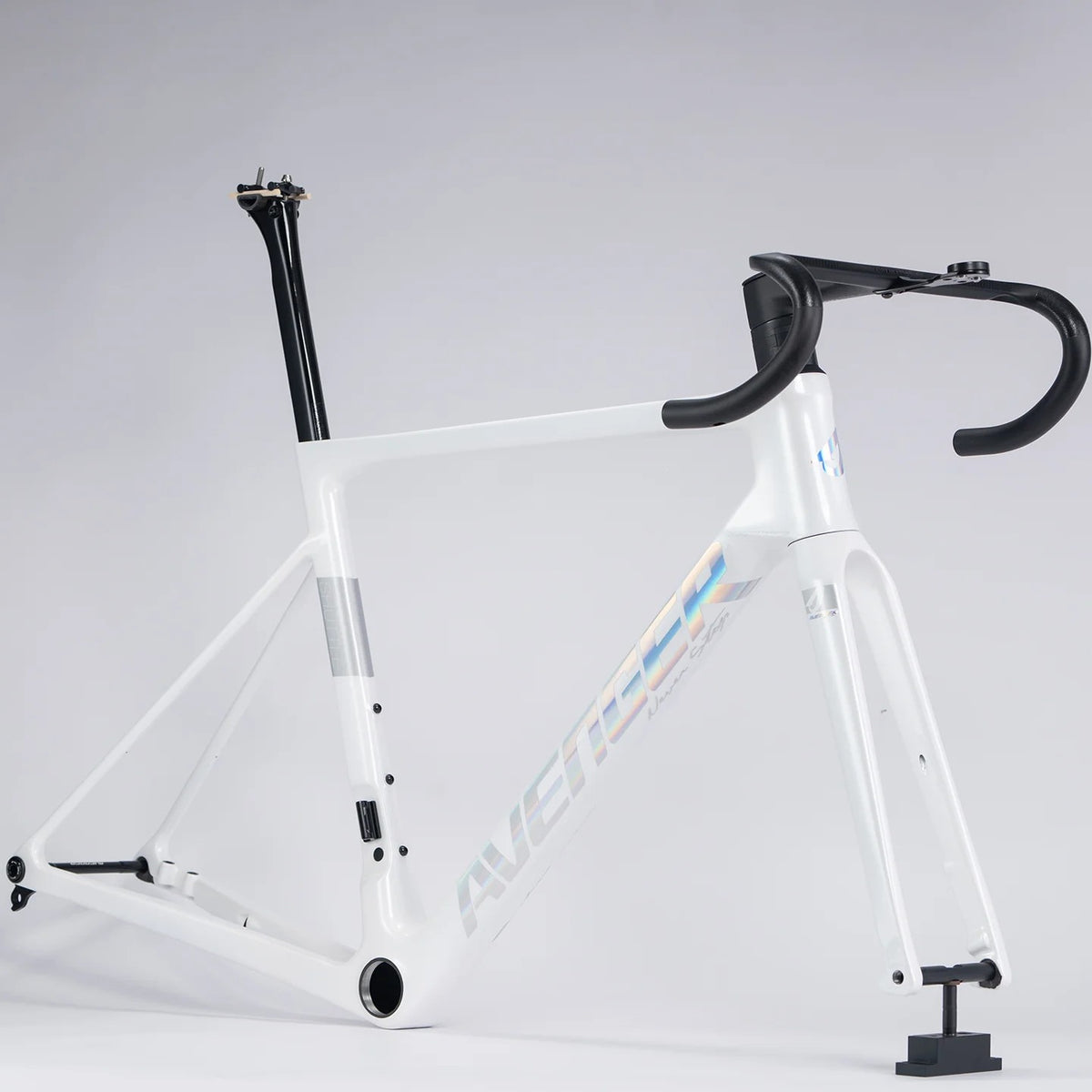 Bicicleta Avenger Shuttle 2026 Pure White, vue de trois quarts