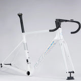 Bicicleta Avenger Shuttle 2026 Pure White, vue de trois quarts
