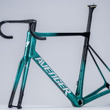 Bicicleta Avenger Shuttle 2026 Teal Blue, vue de trois quarts