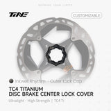 TiNE Tapa Center Lock Exterior de Titanio en acabado Inkwell Rhythm (negro) sobre un disco de freno