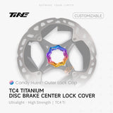 TiNE Tapa Center Lock Exterior de Titanio en acabado Candy Hues (degradado violeta y dorado) sobre un disco de freno