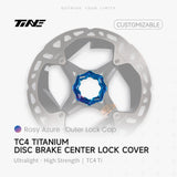 TiNE Tapa Center Lock Exterior de Titanio en acabado Rosy Azure (azul) sobre un disco de freno