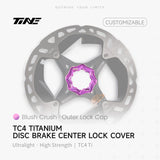 TiNE Tapa Center Lock Exterior de Titanio en acabado Blush Crush (rosa fucsia) sobre un disco de freno