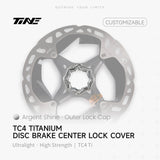 TiNE Tapa Center Lock Exterior de Titanio en acabado Argent Shine (plata) sobre un disco de freno