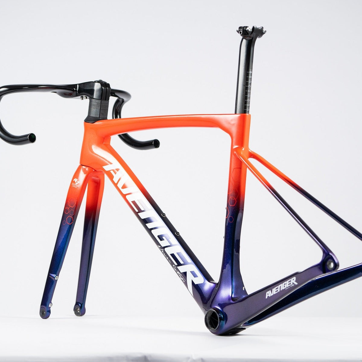 Cuadro Avenger R7 orange, vue de trois quarts