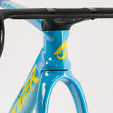 Cuadro Avenger R8RS blu, dettaglio del tubo sterzo