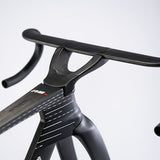 Cuadro Avenger R8RS nero, dettaglio del tubo sterzo