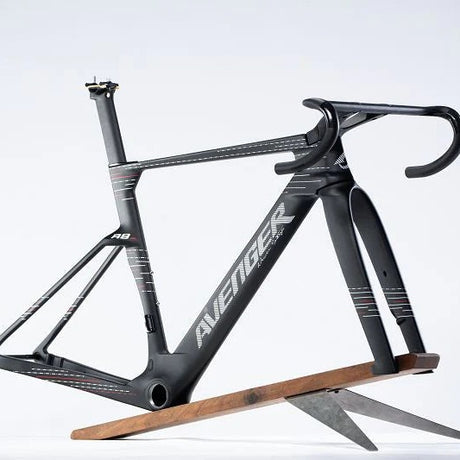Cuadro Avenger R8RS Schwarz, Seitenansicht