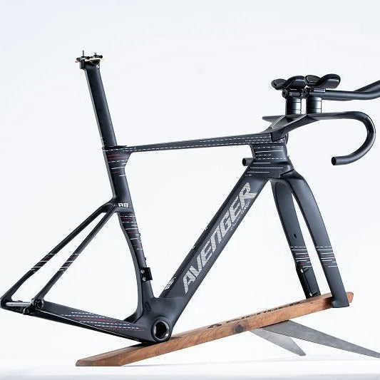 Cuadro Avenger R8RS nero, vista di tre quarti