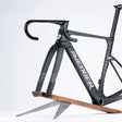 Cuadro Avenger R8RS nero, vista di tre quarti