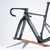 Cuadro Avenger R8RS nero, vista di tre quarti