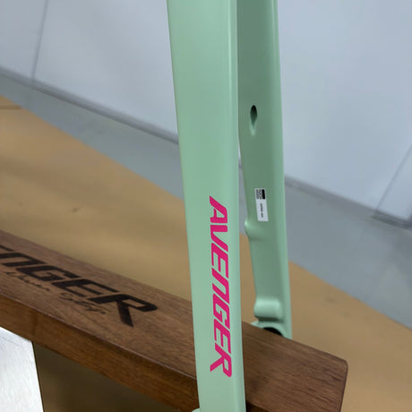 Cuadro Avenger Shuttle 2026 Avocado green, Gabel-Detail