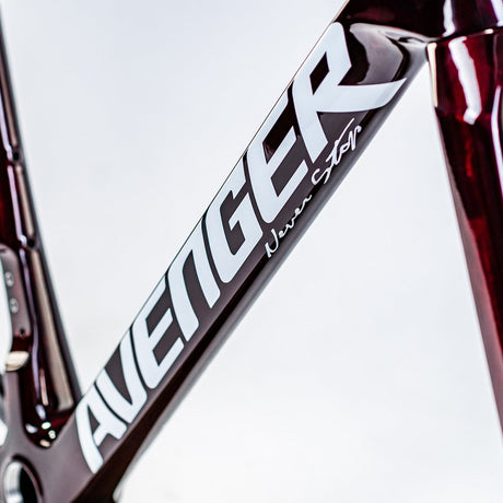 Cuadro Avenger Shuttle 2026 Clear red on carbon, Steuerrohr-Detail