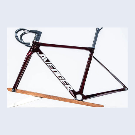 Cuadro Avenger Shuttle 2026 Clear red on carbon, Dreiviertelansicht
