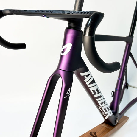 Cuadro Avenger Shuttle 2026 Purple chameleon, Gabel-Detail