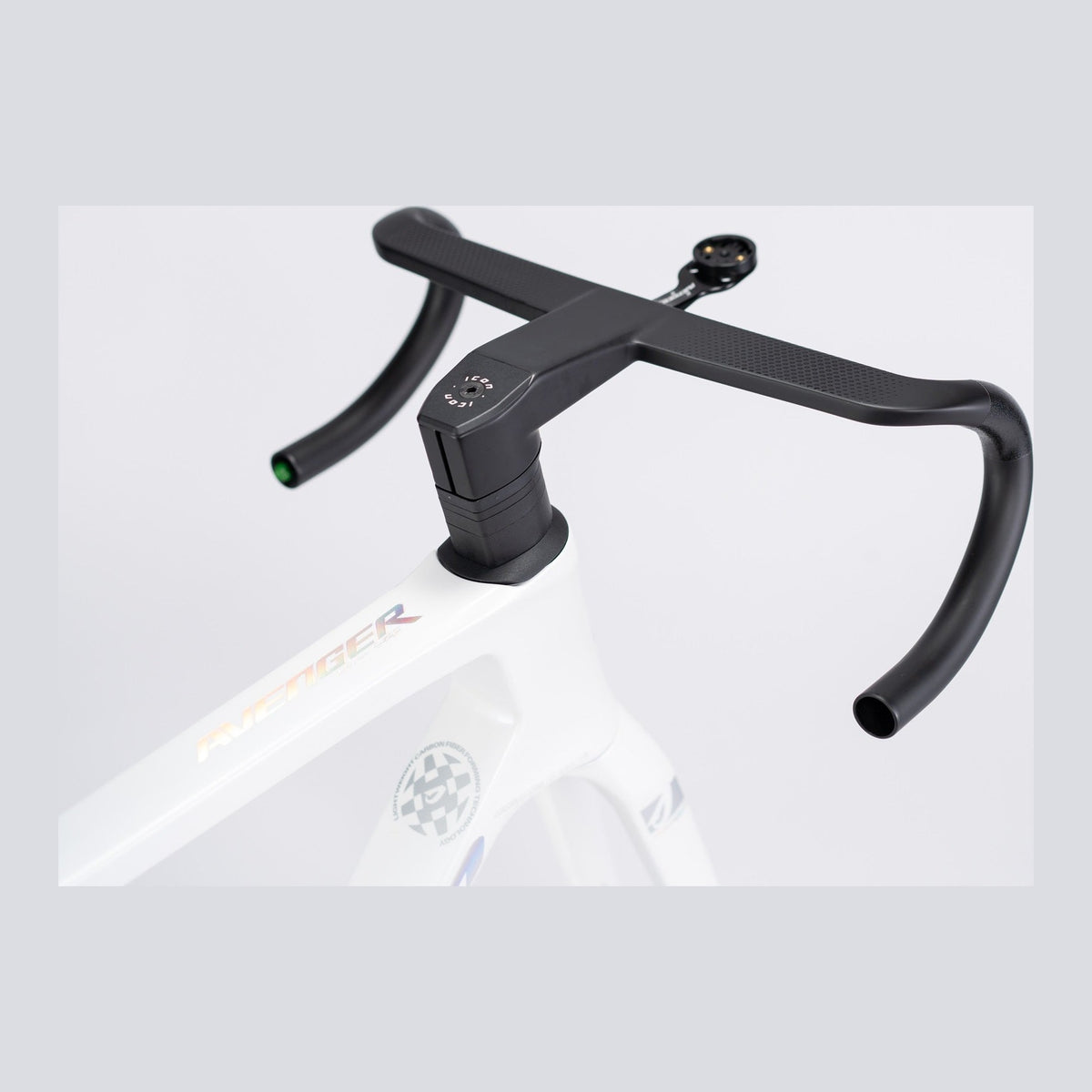 Cuadro Avenger Shuttle Pure White, dettaglio del tubo sterzo