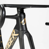 Cuadro Avenger Shuttle SL Black gold, détail du tube de direction