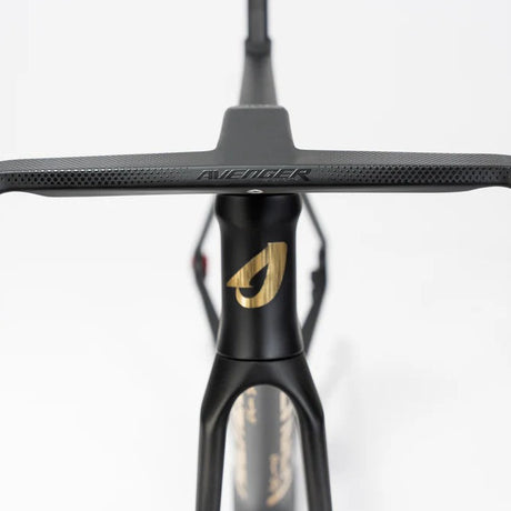 Cuadro Avenger Shuttle SL Black gold, Frontansicht