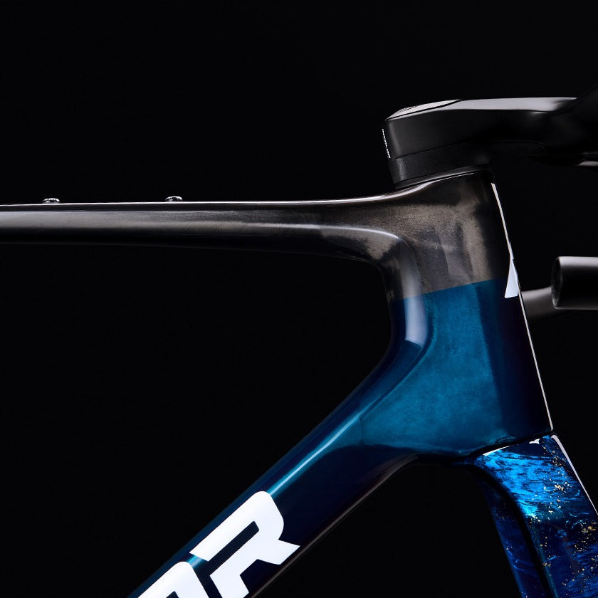 Cuadro Incolor Voyager Midnight, detalle del tubo de dirección