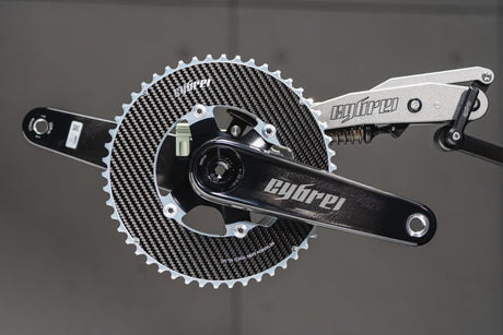Bielas de carbono Cybrei con platos Metarbon Aero, vista tres cuartos