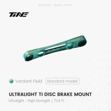 TiNE Adaptador de Freno de Disco Flat Mount de Titanio versión universal en acabado Verdant Field (verde)
