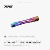 TiNE Adaptador de Freno de Disco Flat Mount de Titanio versión universal en acabado Candy Hues (degradado violeta y dorado)