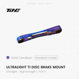 TiNE Adaptador de Freno de Disco Flat Mount de Titanio versión universal en acabado Rosy Azure (azul)