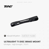 TiNE Adaptador de Freno de Disco Flat Mount de Titanio para Specialized SL8 / SL9 en acabado Inkwell Rhythm (negro)